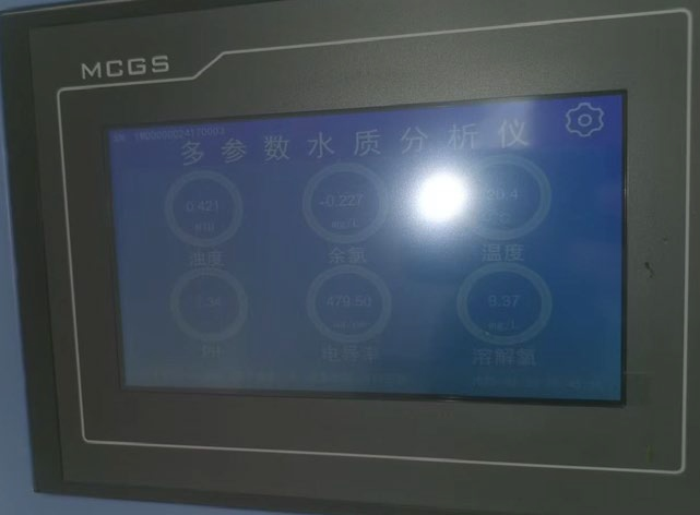 在线水质分析仪实景/监测数据界面